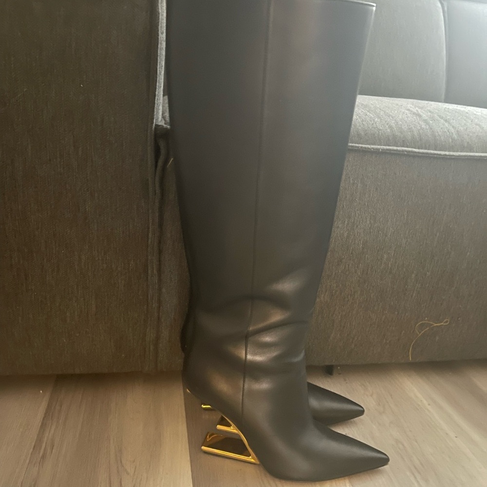 Great condition very comfortable
Worn once shoebox & dustbag included